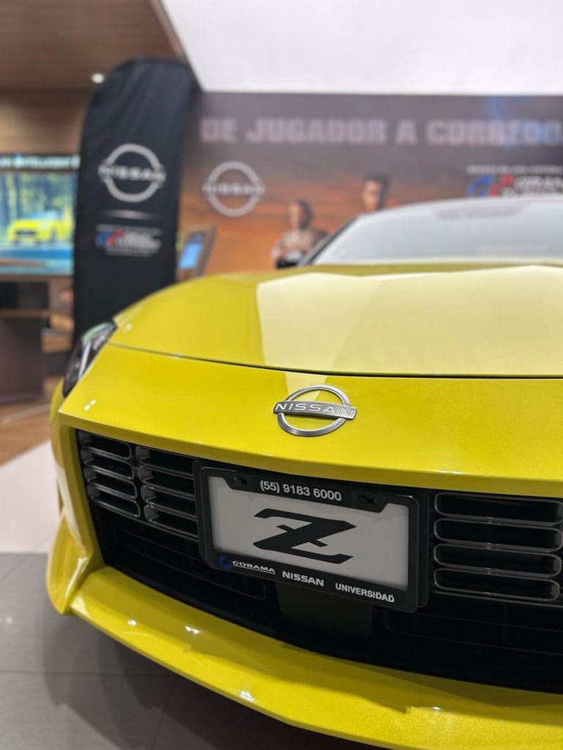 Nissan Z amarillo en exhibición.