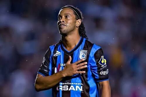 Un día como hoy: Gallos fichaba a Ronaldinho en 2014