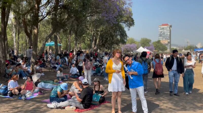 La gente se congregó en las Islas de la UNAM para observarlo. (Especial)