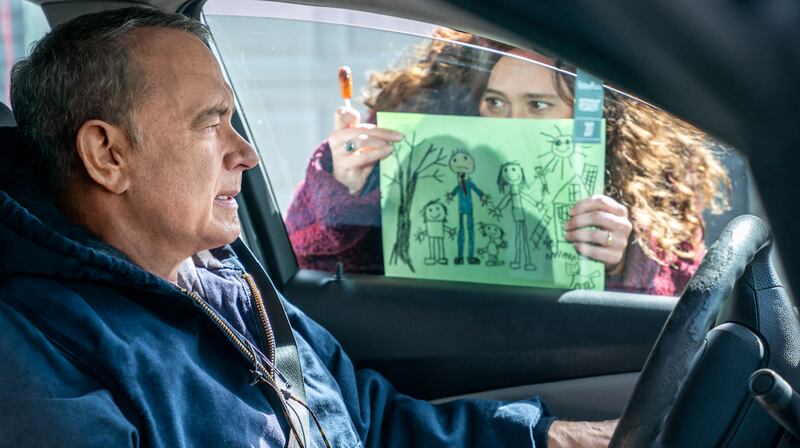 Do mexicanos acompañan a Tom Hanks en la cinta Un vecino gruñón.