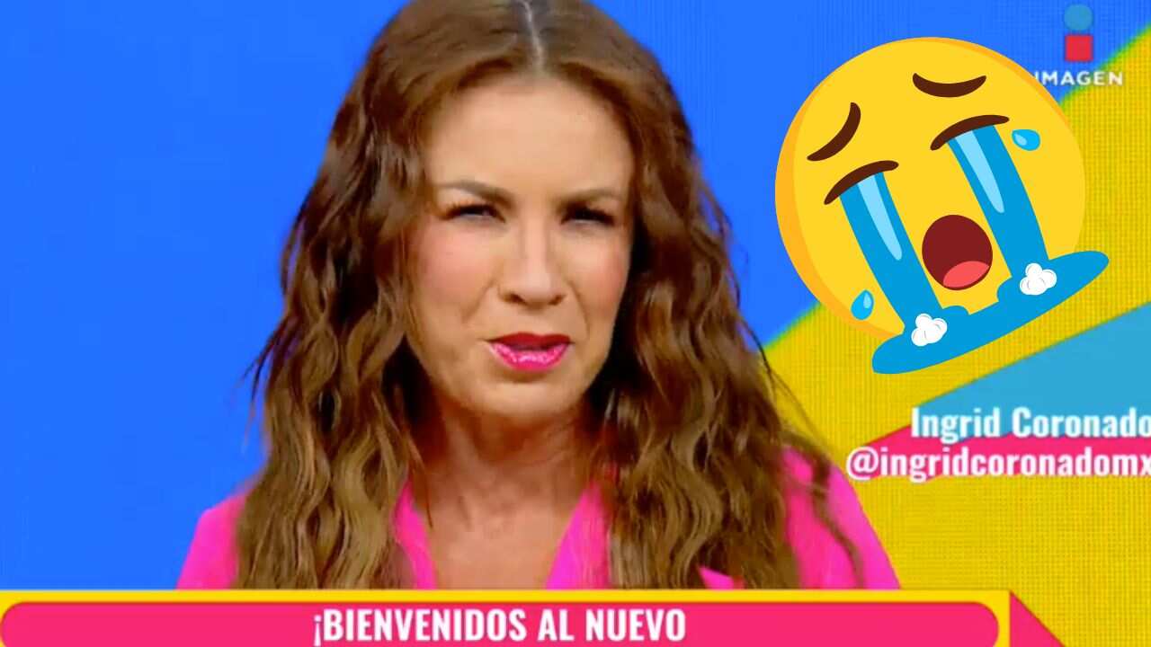 La conductora no está enterada que el programa que conduce comienza a las 9:30 AM