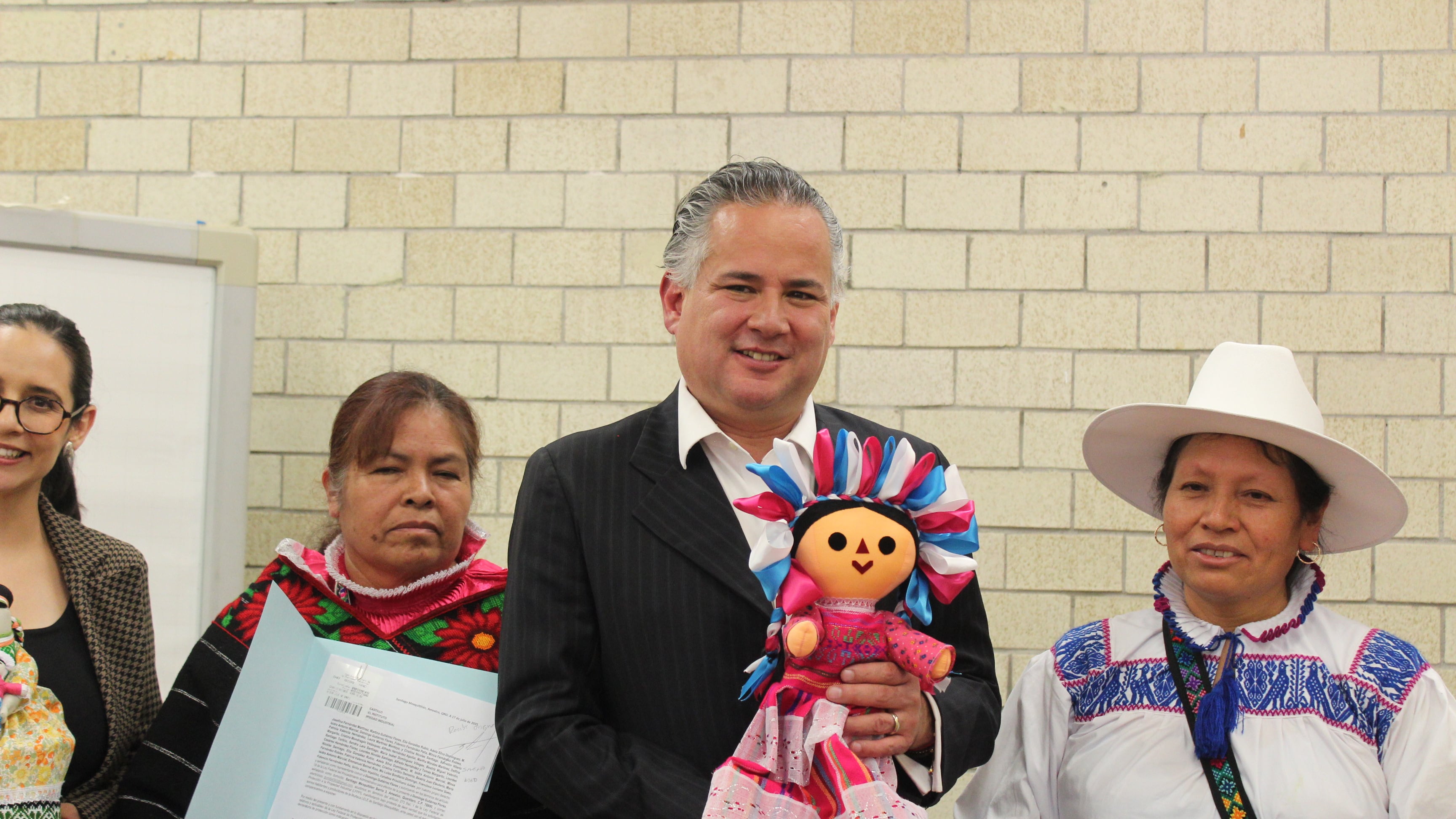 Publican protección legal para muñecas indígenas de Querétaro