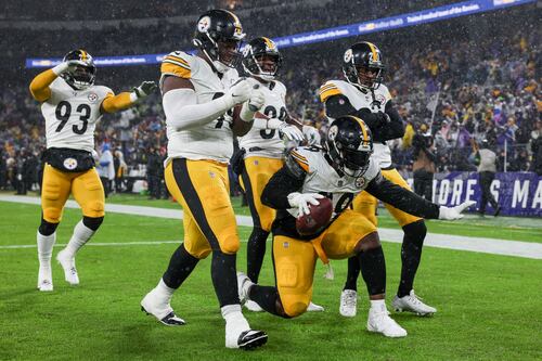 Steelers derrota a Ravens y sueña con postemporada