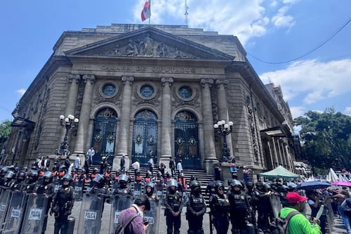 Intentan dar portazo en el Congreso de la CDMX para exigir mejores condiciones de vivienda