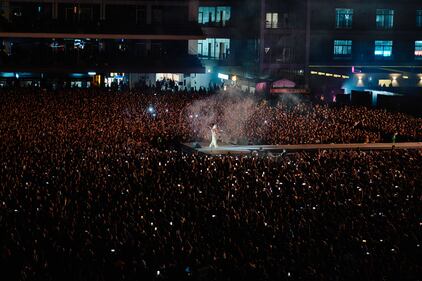 Con la convicción de empezar una nueva etapa a nivel profesional y con el objetivo de reconquistar a sus fanáticos, Linkin Park hizo oficial su visita a México con su presentación en el Estadio GNP Seguros, recinto que fue testigo de temas como "Hybrid Theory”, “Meteora”, "The Emptiness Machine” y "Burn It Down”, los cuales fueron ovacionados por la interpretación de Emily Armostrong, la nueva vocalista de la agrupación, quien no dejó de agradecer el apoyo del público mexicano.