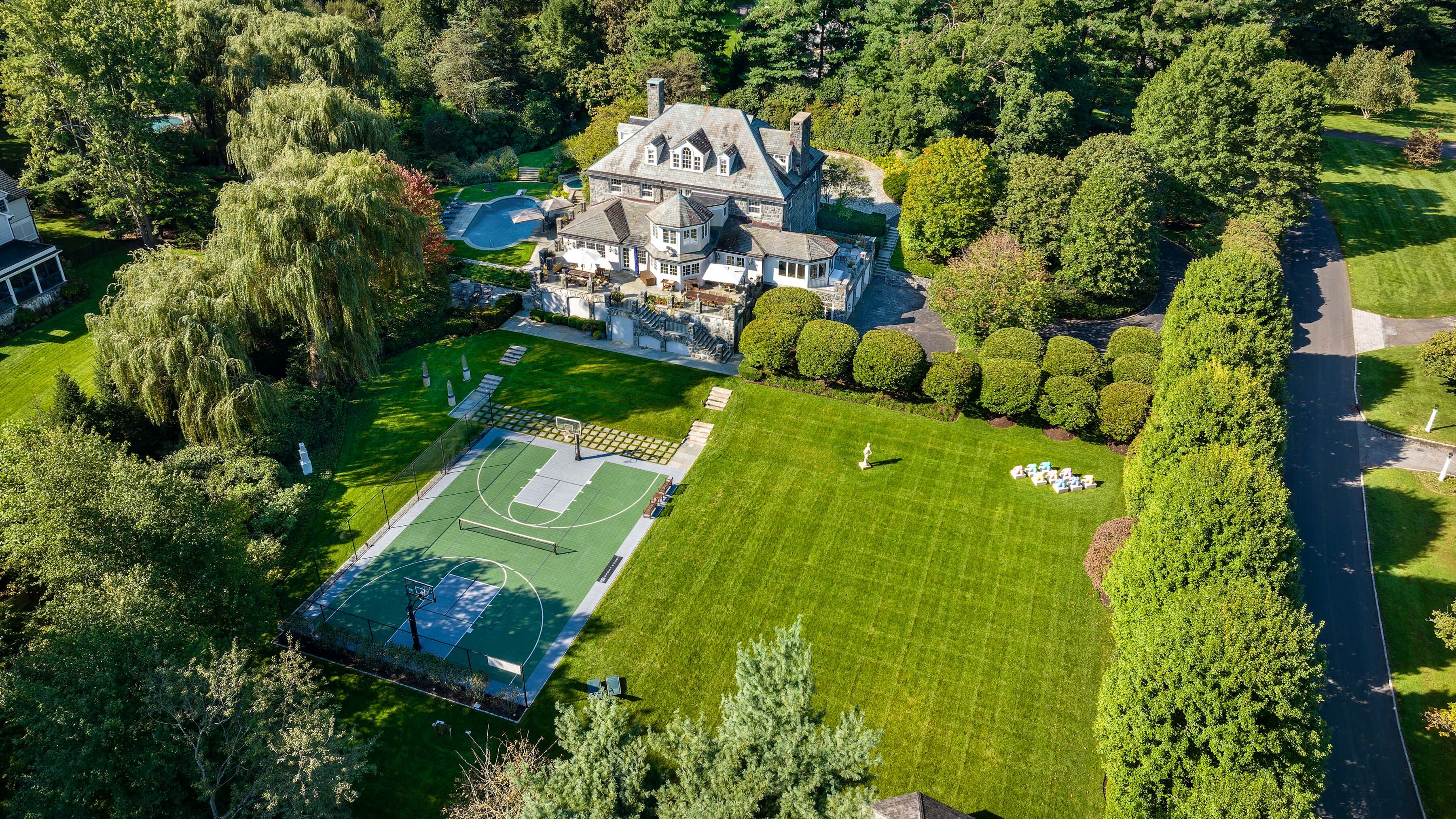 Sumérgete en la elegancia del espacio que sirvió como hogar de este legendario presentador de televisión durante sus años en Nueva York.