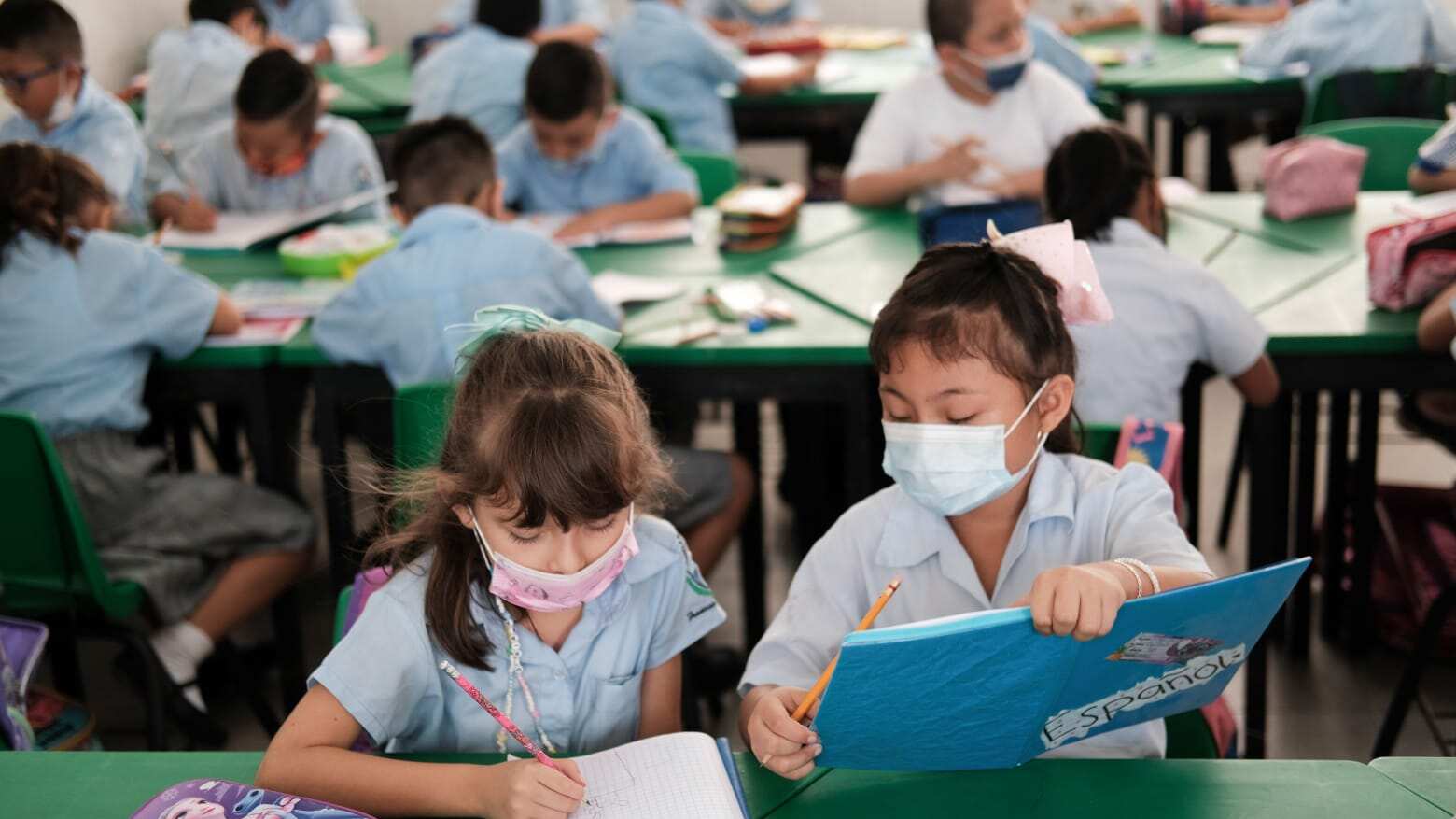 Cubrebocas y gel son dos elementos que ayudarán a evitar contagios en las aulas.