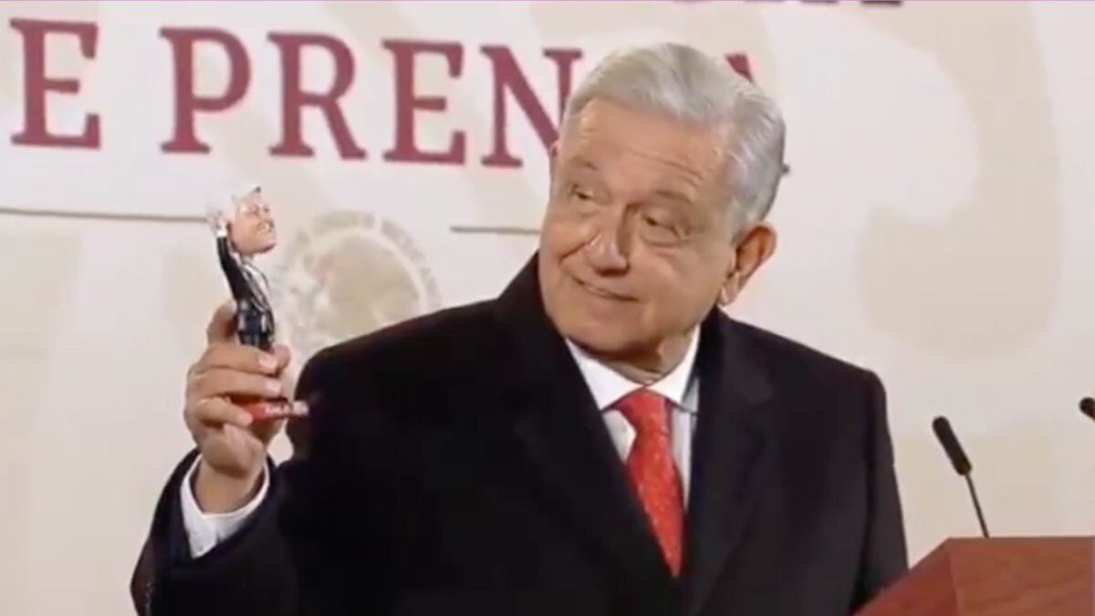 AMLO presume su muñeco cabezón en la mañanera