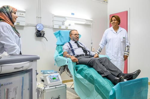 Rey de Marruecos visita hospital que atiende a heridos por sismo y dona sangre