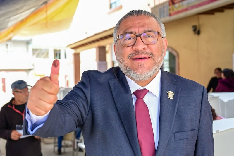 Delfina Gómez y Horacio Duarte emiten su voto en Texcoco