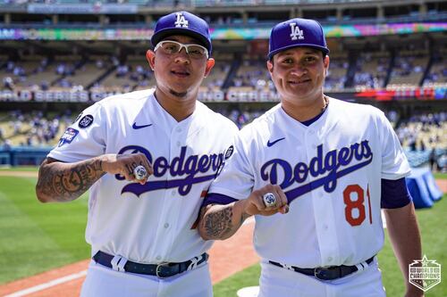 Julio Urías y González presumen anillos de campeones en victoria de Dodgers
