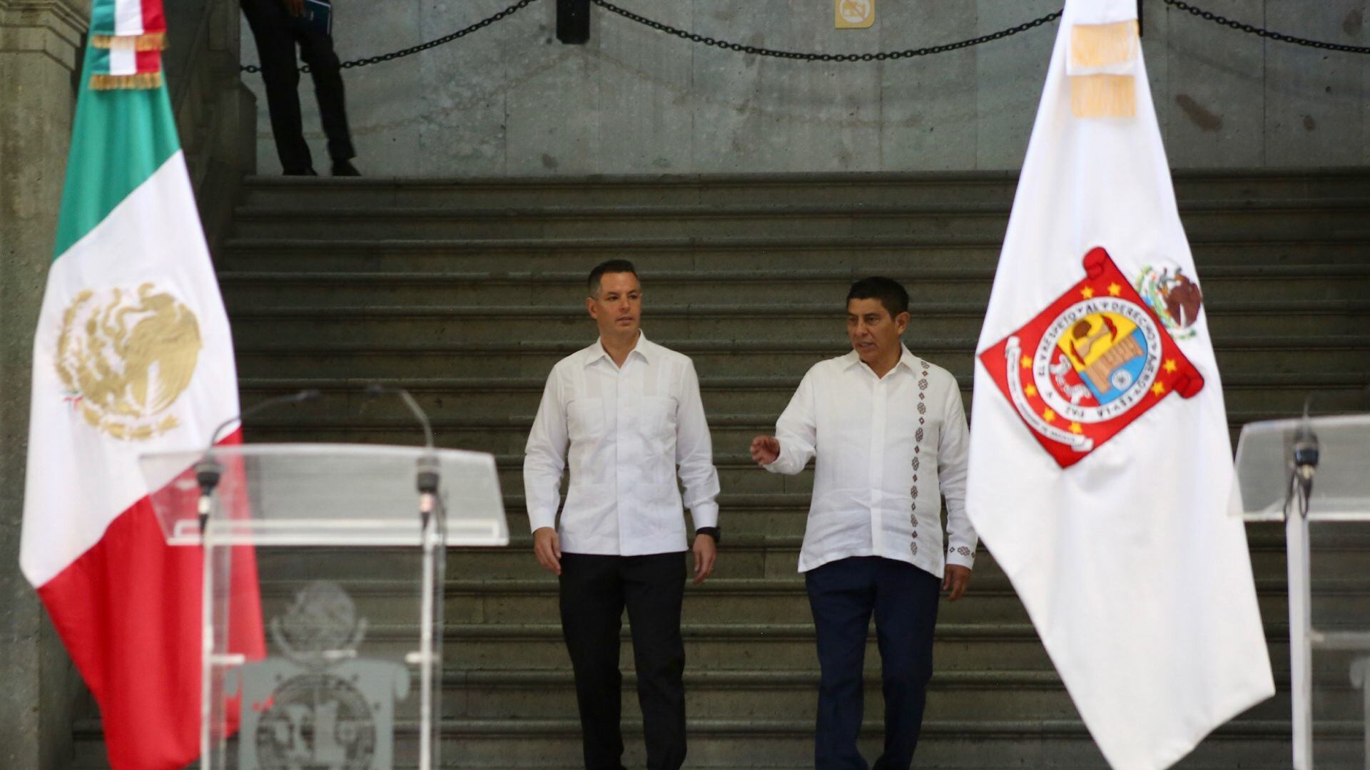 OAXACA, OAXACA 05OCTUBRE2022.- Este día dio inicio el proceso de entrega-recepción del gobierno de Oaxaca que encabeza Alejandro Murat Hinojosa al equipo de transición del gobernador electo, Salomón Jara Cruz. El proceso que inició este 5 de octubre concluirá el próximo 23 de noviembre, ambos funcionarios se comprometieron a llevar el proceso con transparencia y orden.
FOTO: CARLINA JIMÉNEZ/CUARTOSCURO.COM