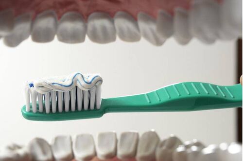 Cofepris retira pasta dental del mercado por causar llagas, irritación y reacciones alérgicas