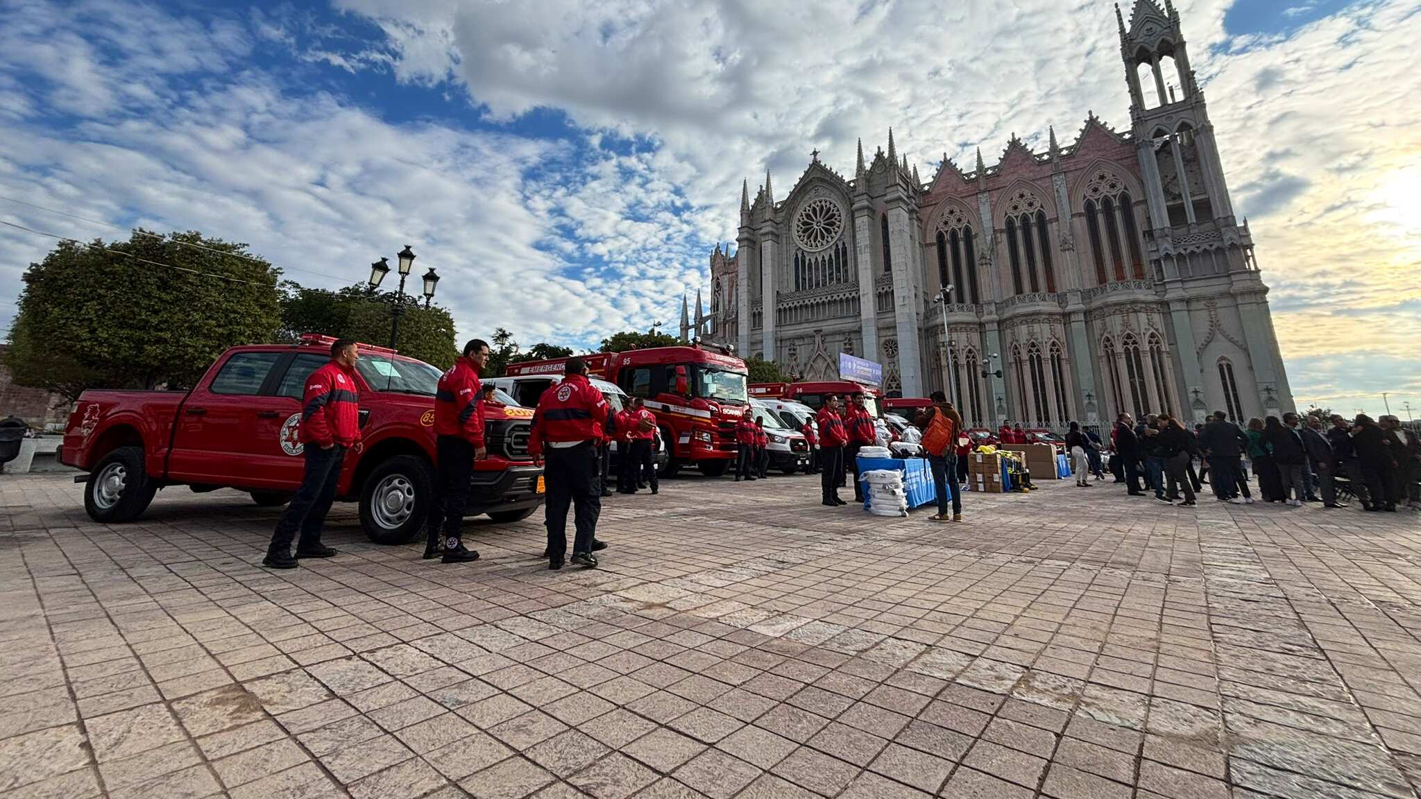 Entregan equipamiento a bomberos León.