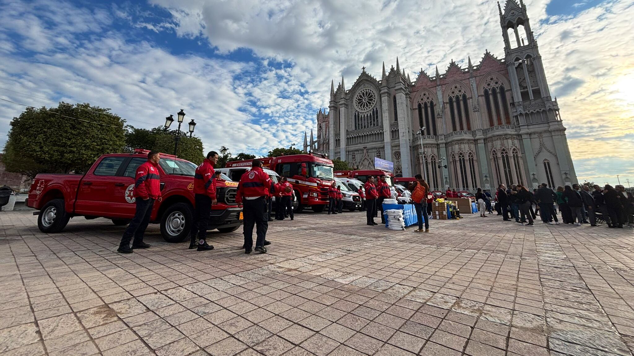 Entregan equipamiento a bomberos León.