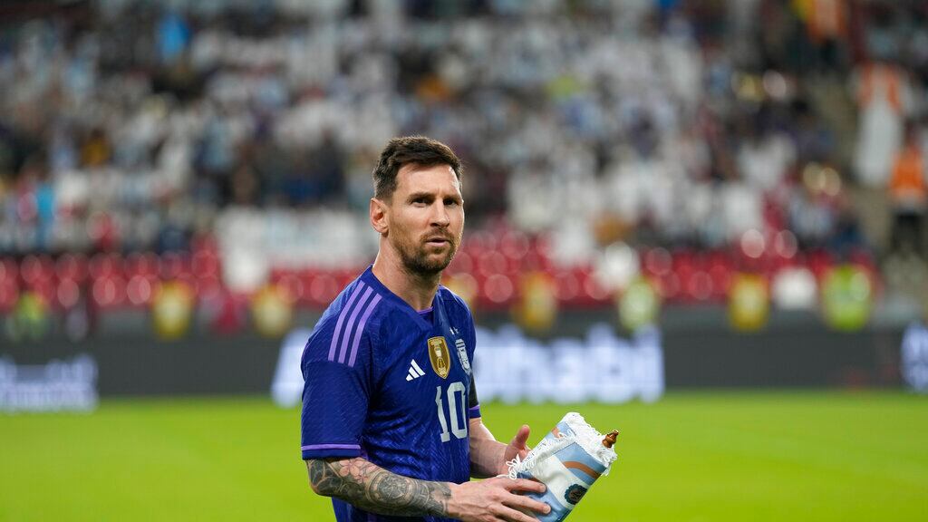 Argentina goleó 5-0 a Emiratos Árabes Unidos con gol de Messi en su último juego de preparación.