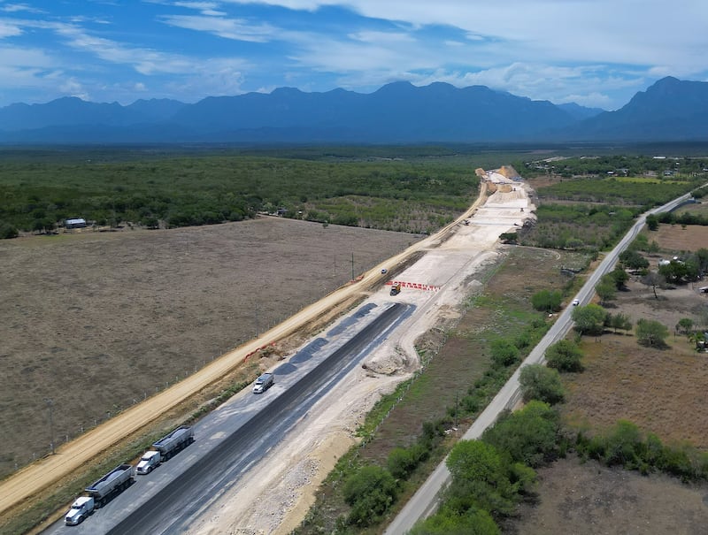 García visitó el área en el Puente El Yerbaniz donde destacó que la obra fortalecerá la conectividad regional.