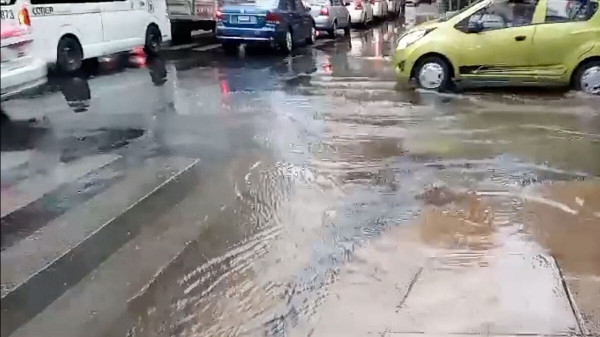 Fuga de agua potable en la colonia Juárez.