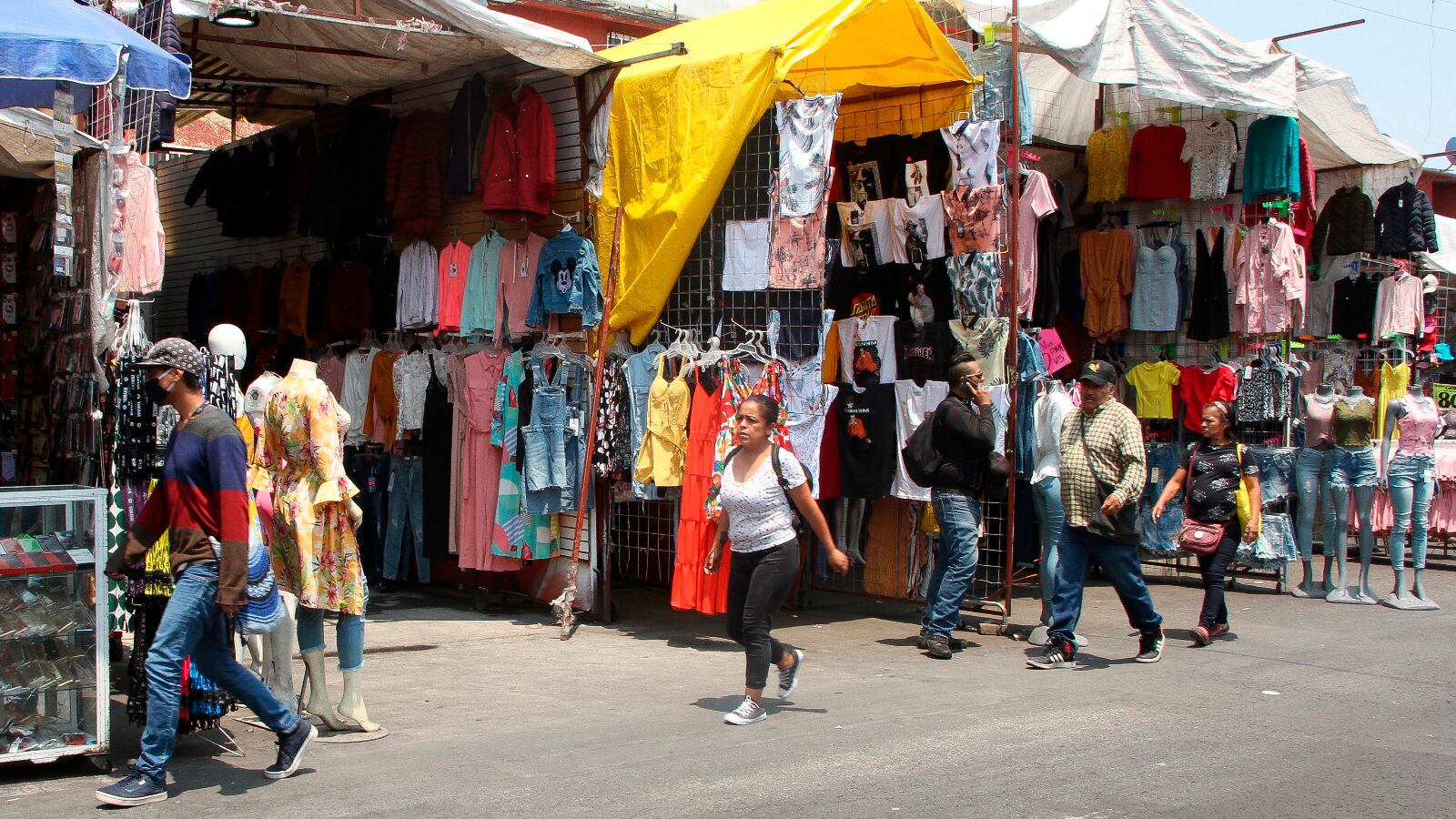 A pesar de su poderío económico, la economía informal paga a sus trabajadores un promedio de cuatro mil 466 pesos al mes.