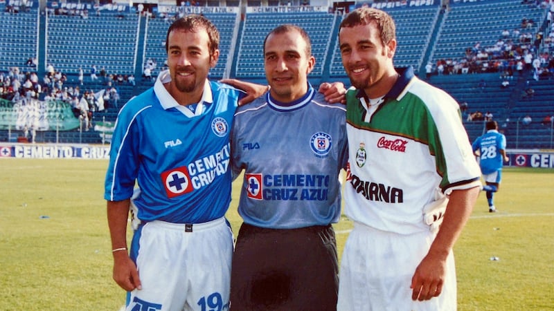 Oscar Pérez posa para la foto entre los hermanos Rodríguez