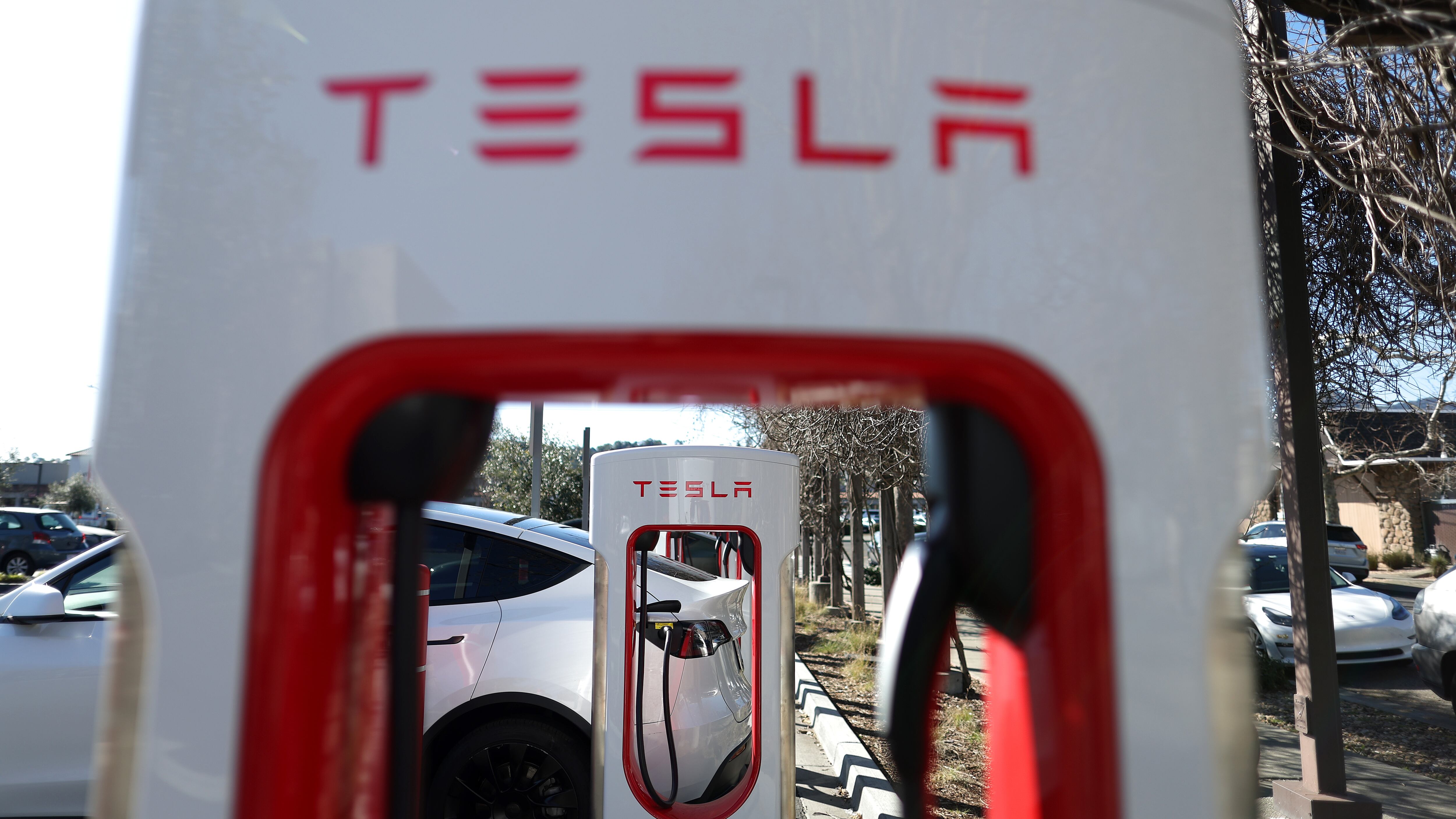 SAN RAFAEL, CALIFORNIA - 15 DE FEBRERO: Una vista de Tesla Superchargers el 15 de febrero de 2023 en San Rafael, California. La compañía de automóviles eléctricos Tesla se está asociando con el gobierno federal de los EE. UU. para expandir la infraestructura de carga de vehículos eléctricos en los Estados Unidos. Tesla anunció planes para abrir aproximadamente 7500 de sus supercargadores Tesla en el país a todas las marcas de vehículos eléctricos para fines de 2024. (Foto de Justin Sullivan/Getty Images)