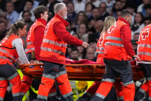 Susto en el Bernabéu: Raúl Asencio sale en camilla tras duro choque ante Benfica