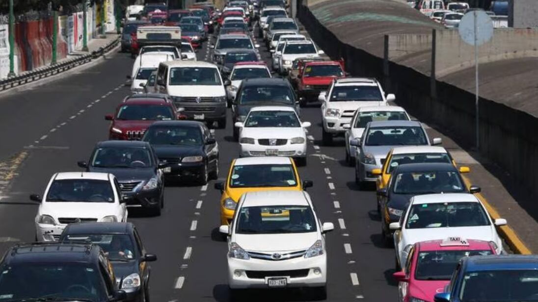 Los autos con engomado rosa y terminación de placas 1 y 2 no circulan. (Cuartoscuro)