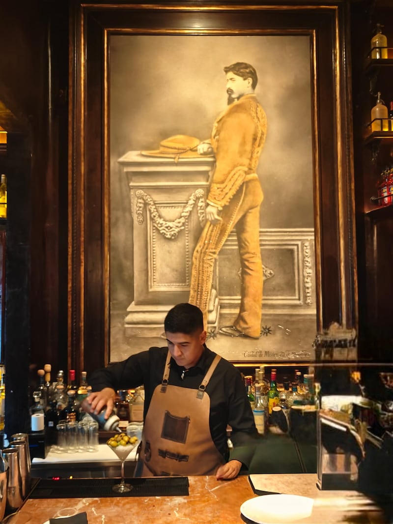 Gran Cantina Filomeno ofrece una experiencia única en una casona histórica frente al Parque Río de Janeiro, donde el chef Alfredo González prepara un chile en nogada que respeta la tradición y te transporta al México de principios del siglo XX