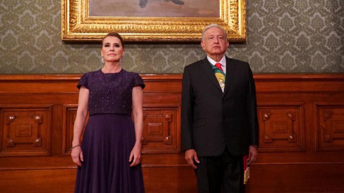 Critican en redes atuendo de Beatriz Gutiérrez Muller en último Grito de AMLO