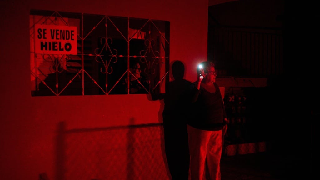 Cubanos sin electricidad.