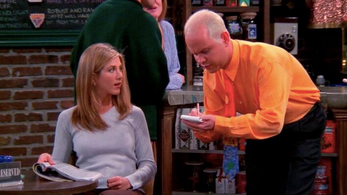 James Michael Tyler con Jennifer Aniston en una escena de "Friends"