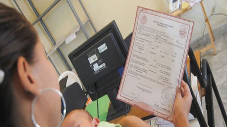 Registro de recién nacido con apellido materno