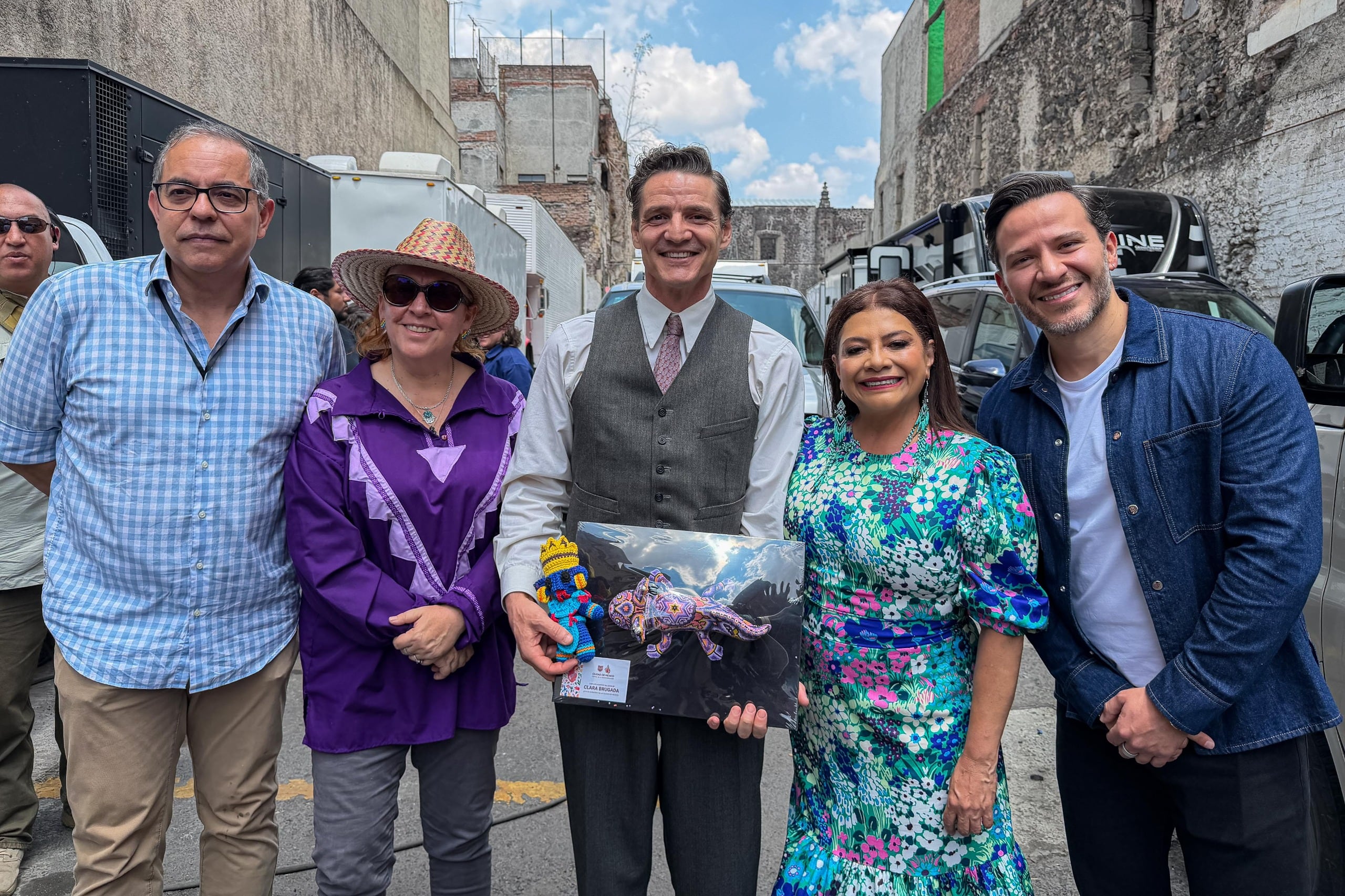 CDMX, set de estrellas: Clara Brugada saluda a Pedro Pascal en plena filmación