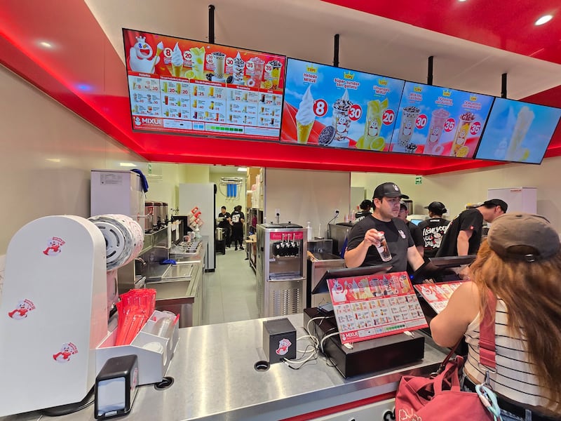 SI paseas por el Zócalo verás filas enormes