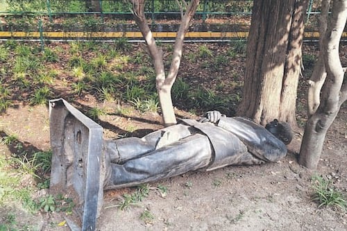 ¿Por qué la estatua de Felipe Calderón sigue tirada en Los Pinos? Esto sabemos