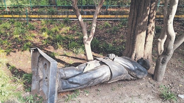 Con daños estructurales y expuesta a la intemperie, la estatua permanece tirada junto a su base desde hace meses.