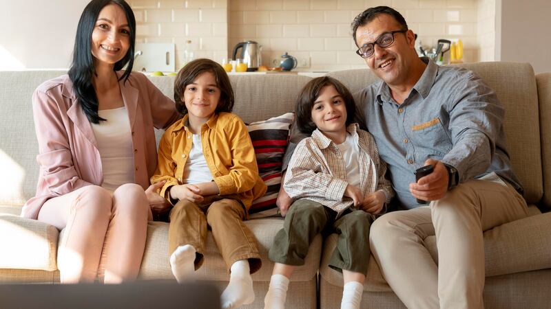 Compartir de la tv en familia ayuda a fortalecer los lazos con los hijos.