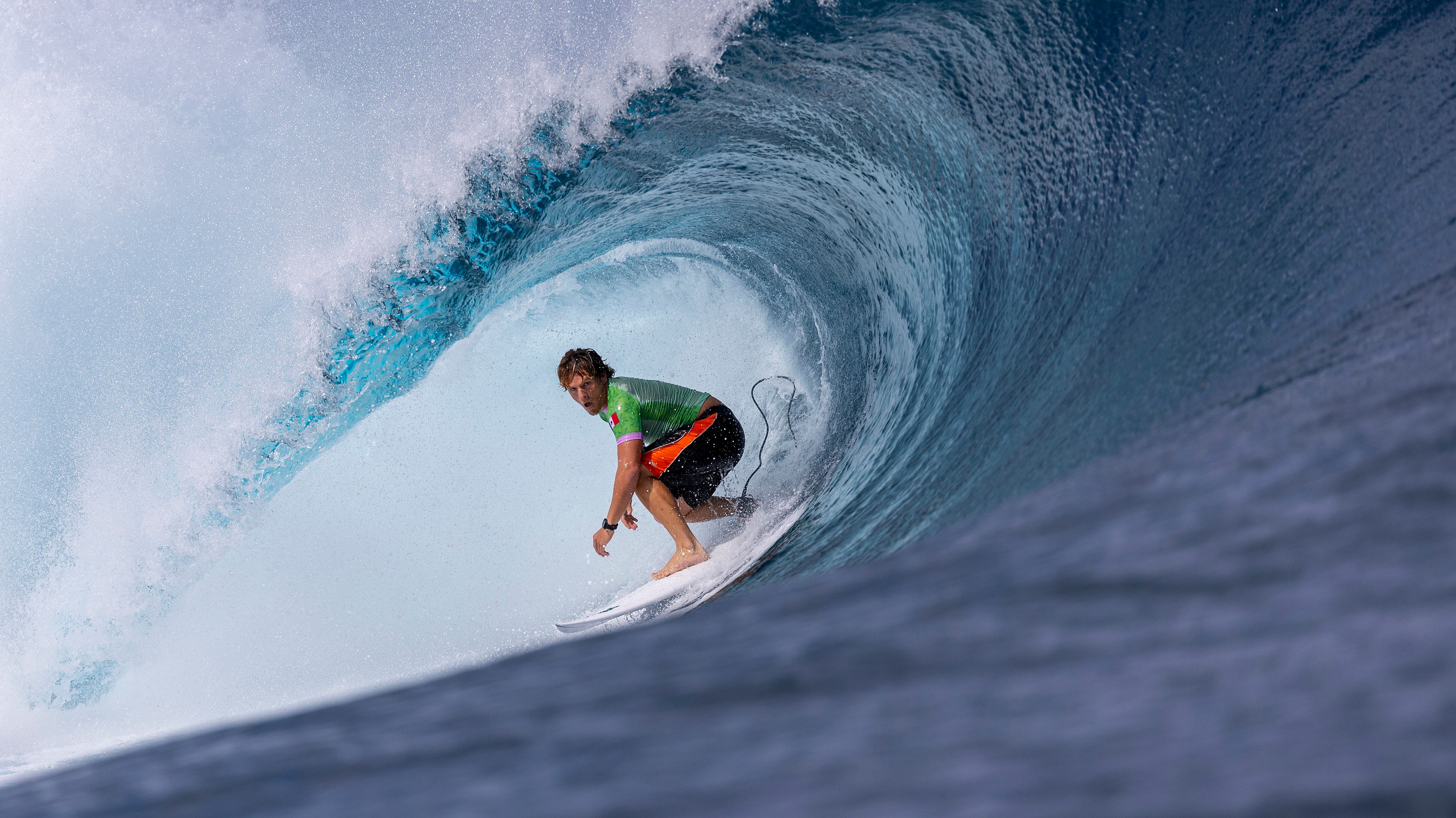 Alan Cleland cayó en los cuartos de final del surfing olímpico.