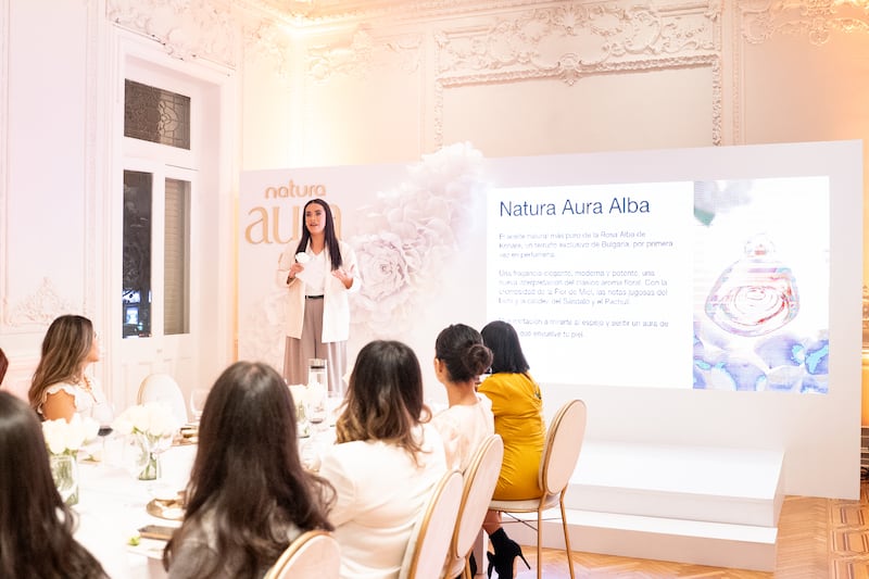 Elaborado con la codiciada Rosa Alba de Bulgaria, este Eau de Parfum conquista con su elegancia luminosa y su fijación prolongada. Conoce su origen, sus notas aromáticas y por qué será el nuevo sello personal de muchas mujeres.