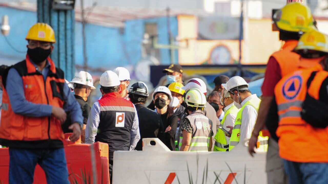 Claudia Sheinbaum, jefa de gobierno de la capital, recorrió la zona afectada por el derrumbe de un tren del metro