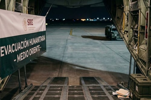 SRE evacúa a 321 mexicanos de Medio Oriente; embajadas siguen en alerta