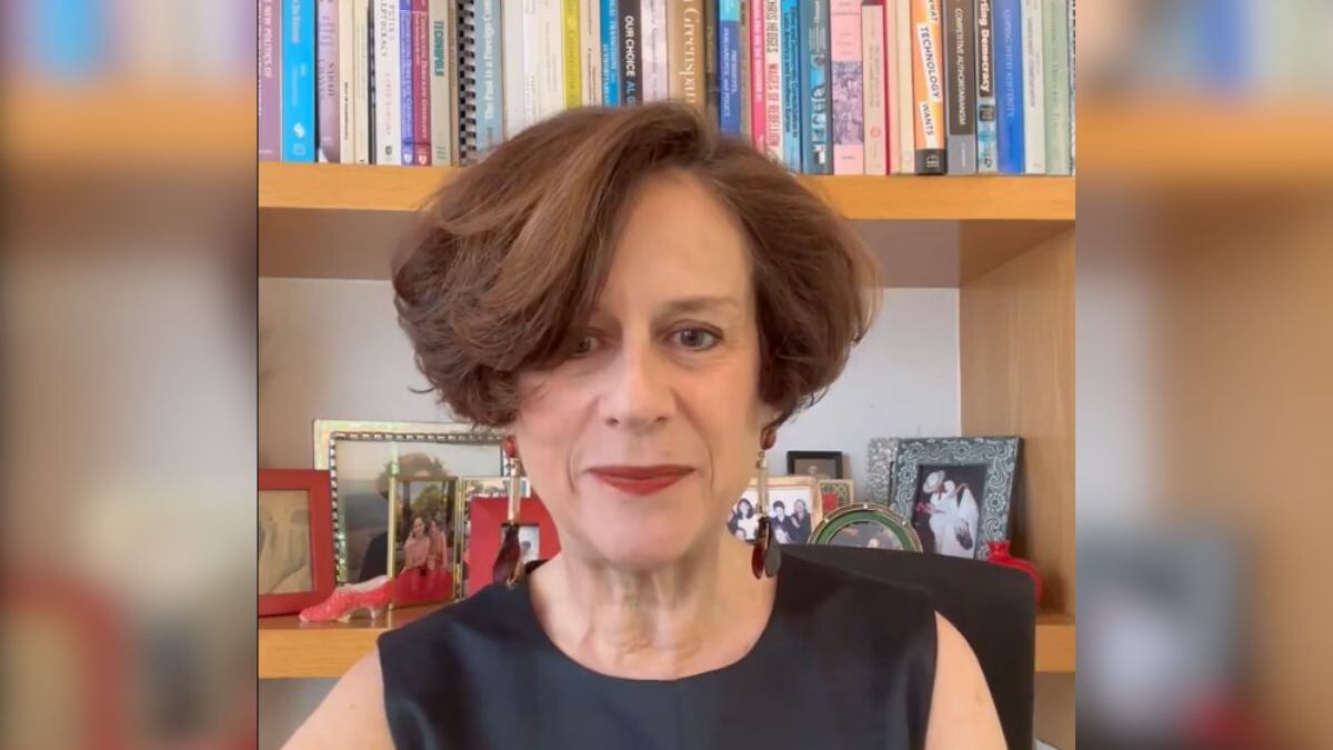 Critican a Denise Dresser en redes por eliminar publicación exigiendo renuncia de Norma Piña