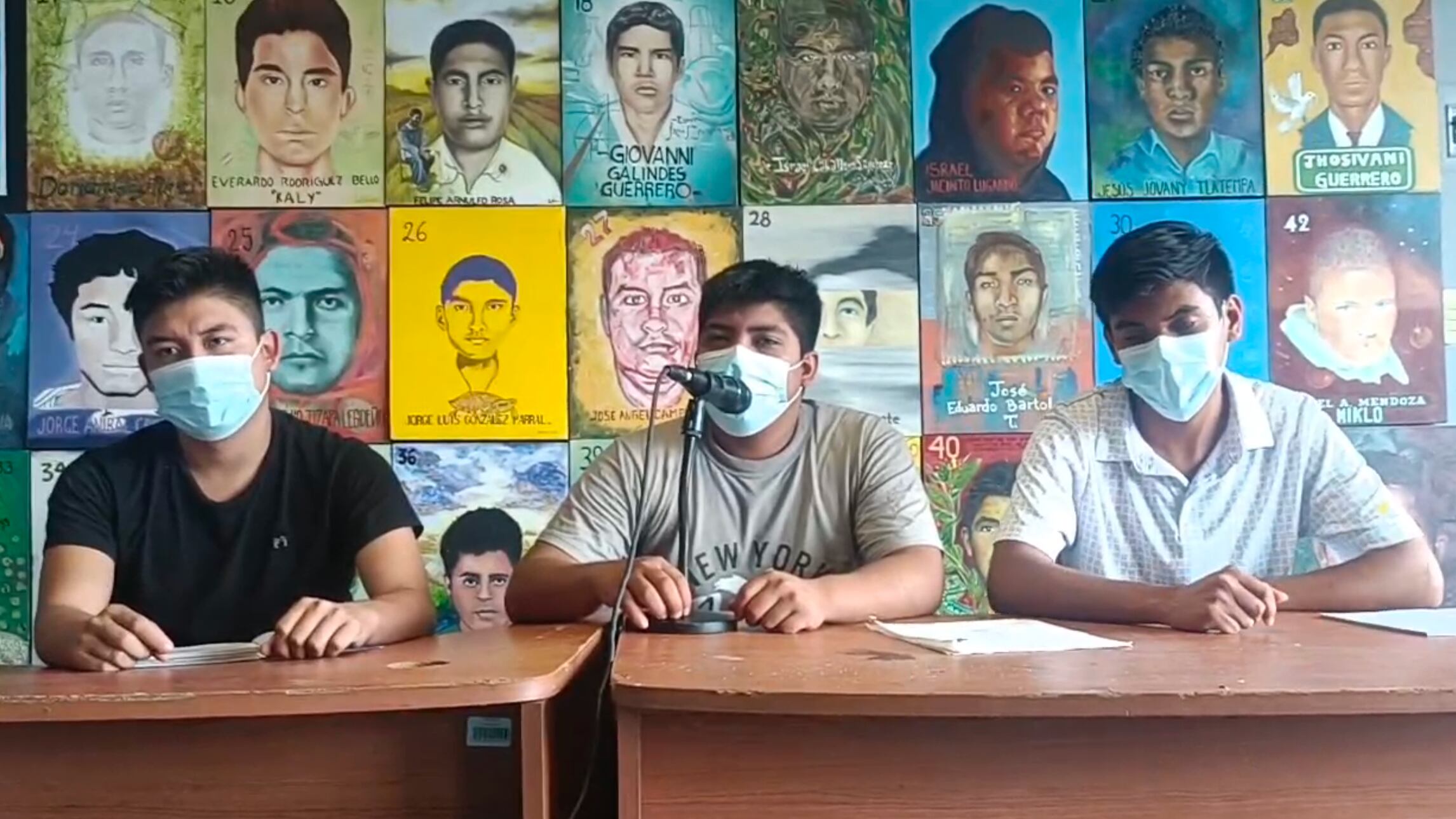 Alumnos de la escuela normal rural de Ayotzinapa "Raúl Isidro Burgos" dieron una conferencia de prensa para dar su postura sobre el informe que dio la Comisión para la Verdad y Acceso a la Justicia.