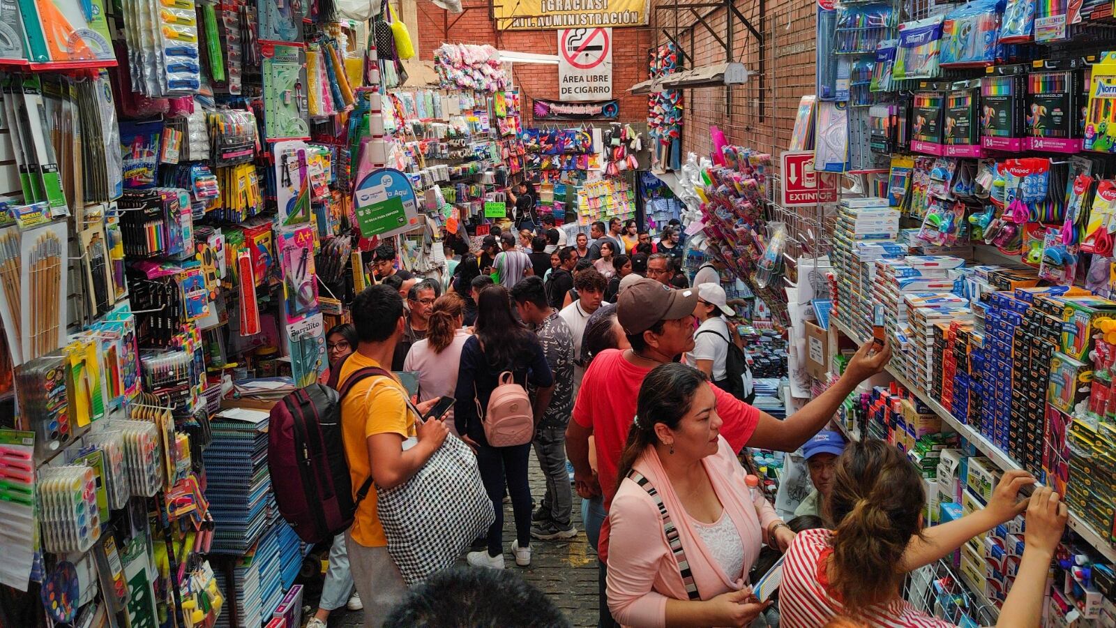 Los uniformes escolares reportan el precio y gasto total más elevado; con facturas máximas de 500 a más de mil pesos en tenis y zapatos.