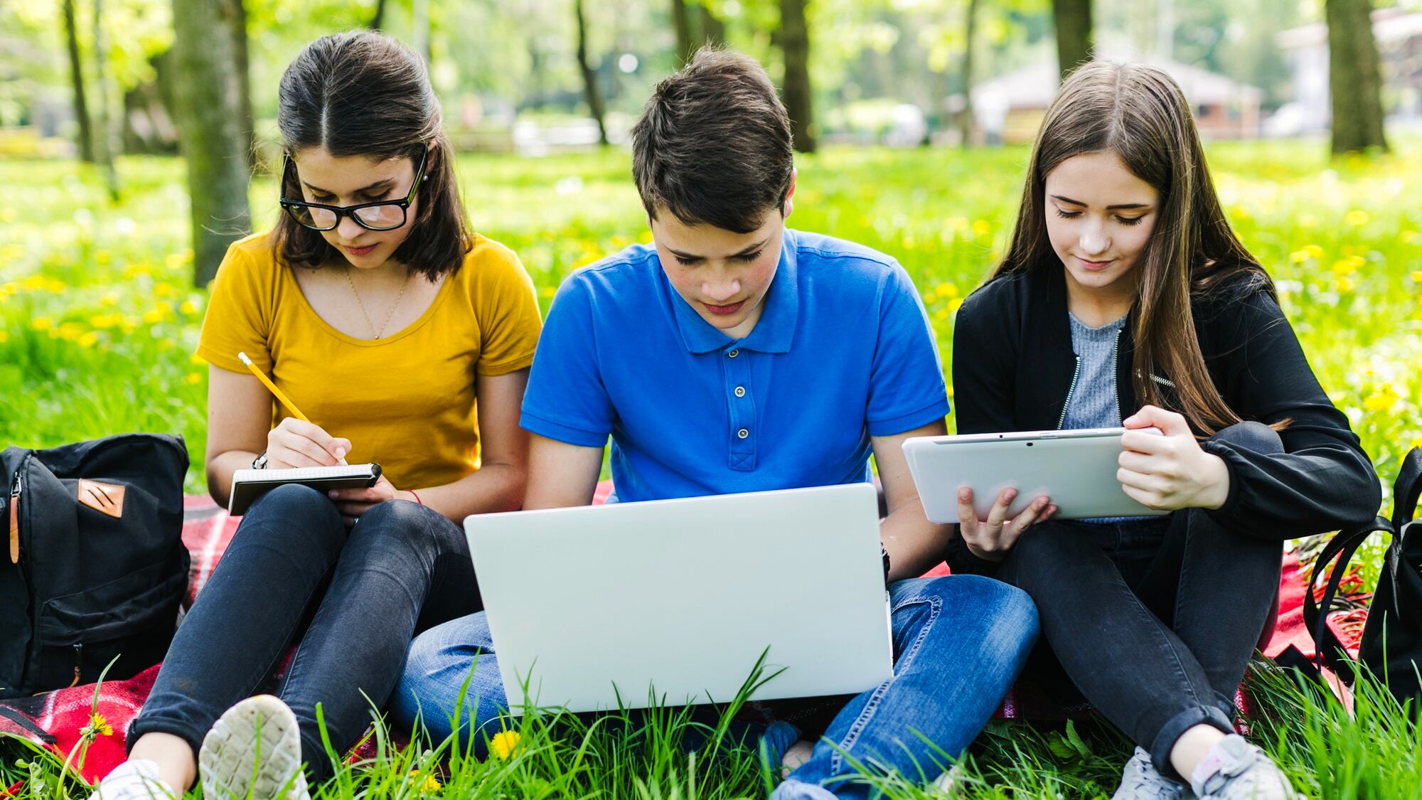 Audífonos con cancelación de ruido hasta tablets para multitasking, descubre cinco herramientas que te ayudarán a concentrarte, organizarte y rendir al máximo