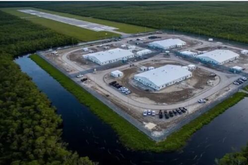 Mexicanos detenidos en “Alcatraz de los Caimanes” son liberados y regresan al país