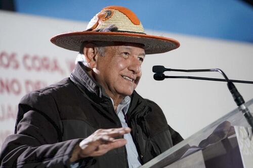 Anuncia AMLO subasta de joyas para construir camino en Nayarit