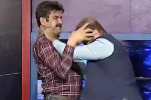 Políticos se golpean frente a las cámaras en la tv de Pakistán