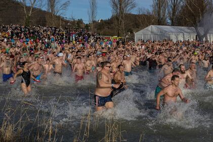 Reciben al año nuevo con chapuzón de agua helada.