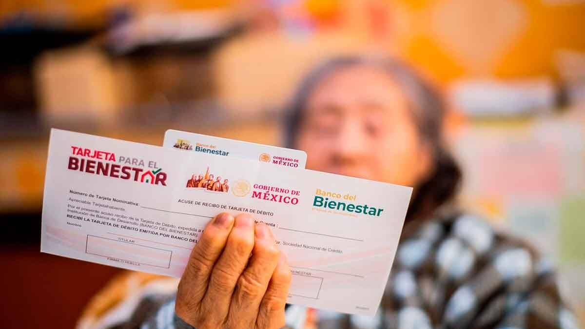 Dicha ayuda económica permite a los adultos mayores adquirir insumos, materiales y fármacos para atender sus padecimientos.